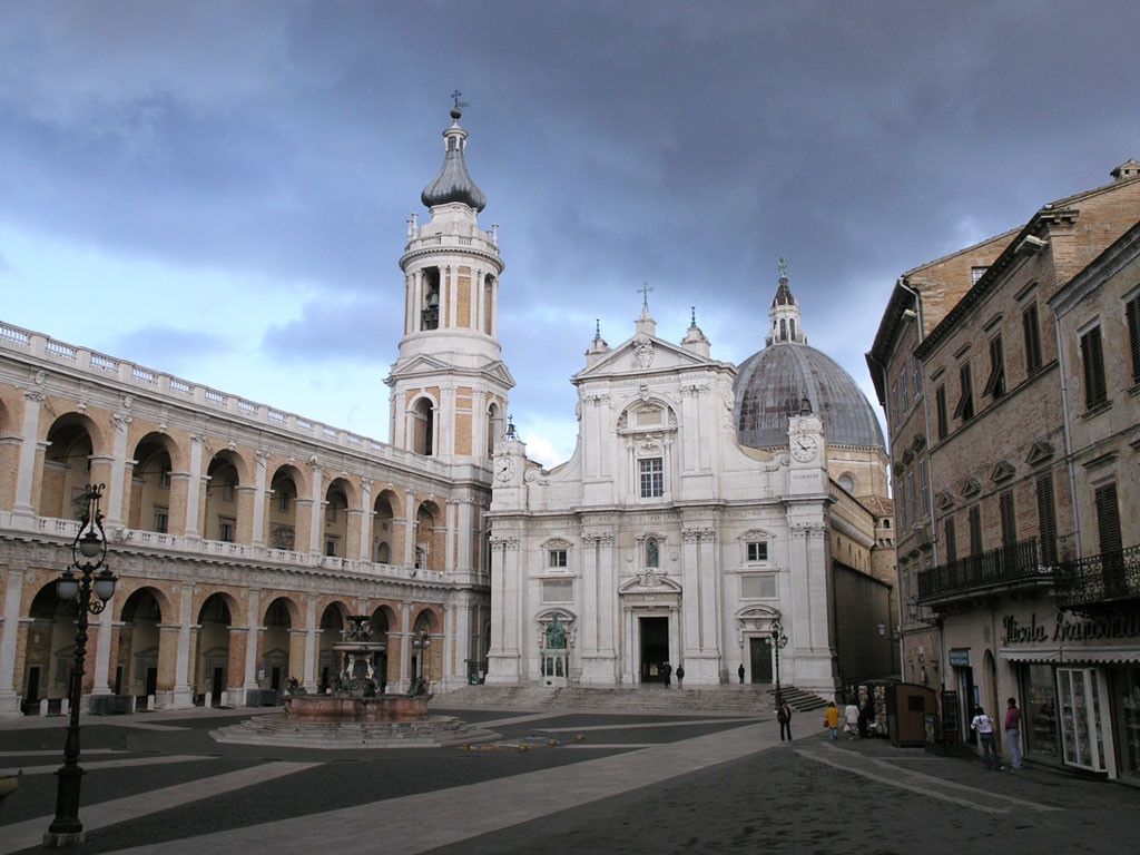 Santuario Con La Santa Casa Di Nazareth